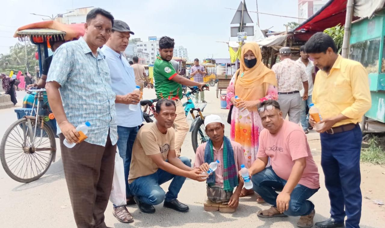 প্রচণ্ড গরমে পথচারীদের মাঝে সুপেয় পানি ও স্যালাইন বিতরণ করল আম্বিয়া বেগম সাহিত্য পরিষদ
