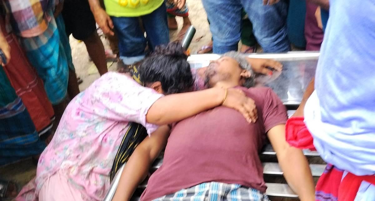 বন্দরে টিউবওয়েল বসাতে গিয়ে বিদ্যুৎস্পৃষ্ট হয়ে স্কুল দপ্তরীর মর্মান্তিক মৃত্যু: আহত ২
